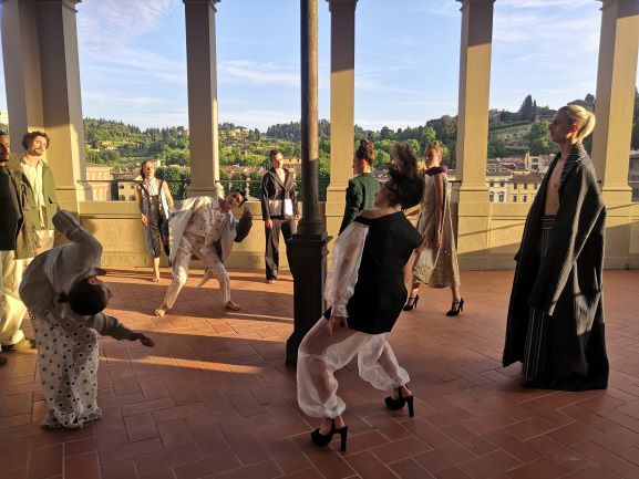 ballerini stilisti danzano su terrazza Accademia Italiana