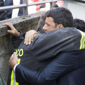 Renzi abbraccia un vigile del fuoco