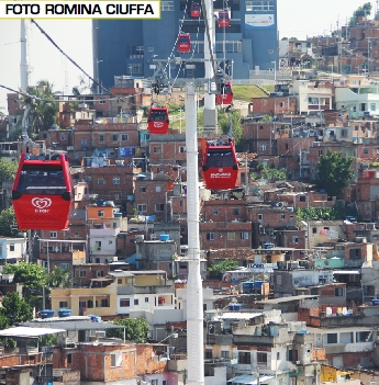 Il gruppo di 13 favelas appartenente al Complexo do Alemão,  e, in primo piano, il «Teleférico», primo sistema di trasporto con cavi in Brasile, realizzato da un gruppo privato