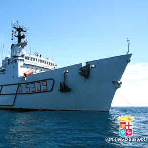La nave Anteo della Marina Militare italiana
