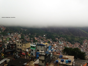 Dicembre 2013, uno scorcio della favela della Rocinha, nella zona sud della  città di Rio, con la rupe coperta dalle nuvole appena prima di un nubifragio. La stessa sera, poco dopo la foto, avverrà una sparatoria tra polizia e residenti