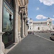 La Banca Popolare di Vicenza a Piazza Venezia. Sullo sfondo, l’Altare della Patria