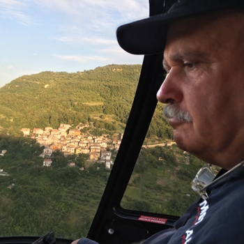 Italo Marini, presidente del Fly Roma e promotore dell’iniziativa, a bordo di un elicottero Robinson R44