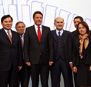 Il presidente del Consiglio dei ministri italiano Matteo Renzi con i rappresentanti delle società firmatarie dell’accordo