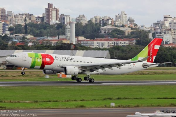 Un aereo Tap in pista a Porto Alegre