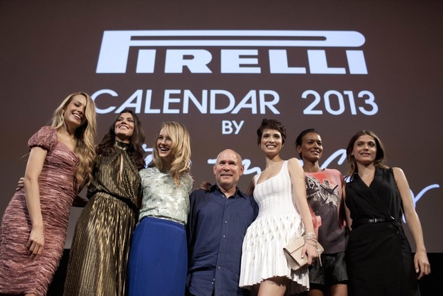 Le modelle del Calendario Pirelli 2013 con il fotografo Steve McCurry 