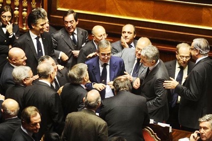 Senatori del Gruppo PdL si congratulano con il capogruppo Maurizio Gasparri dopo un suo intervento in Aula