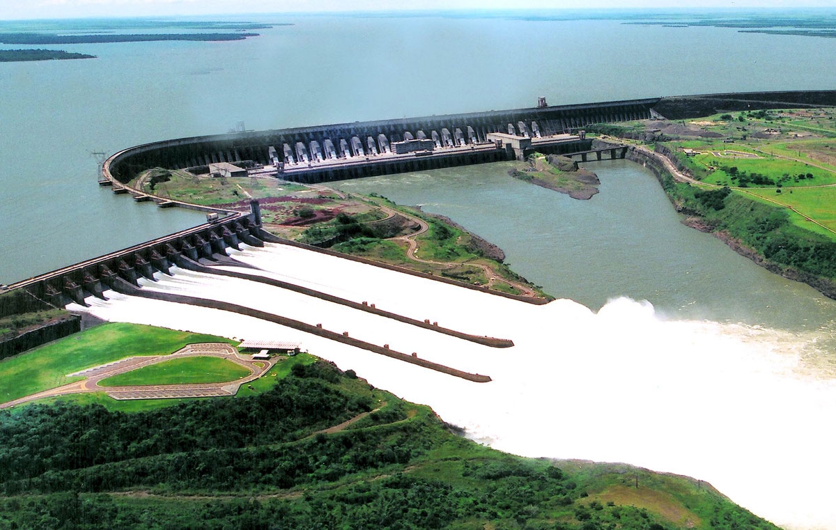 La diga di Itaipù sul fiume Paranà, in Brasile