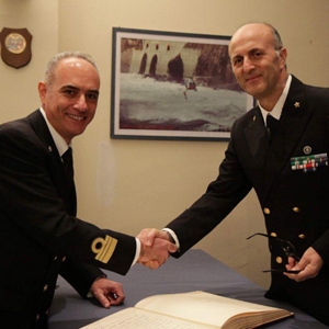 Il comandante del 3° nucleo aereo, capitano  di fregata Luigi Amitrano e l’ammiraglio  Nicola Carlone del comando generale
